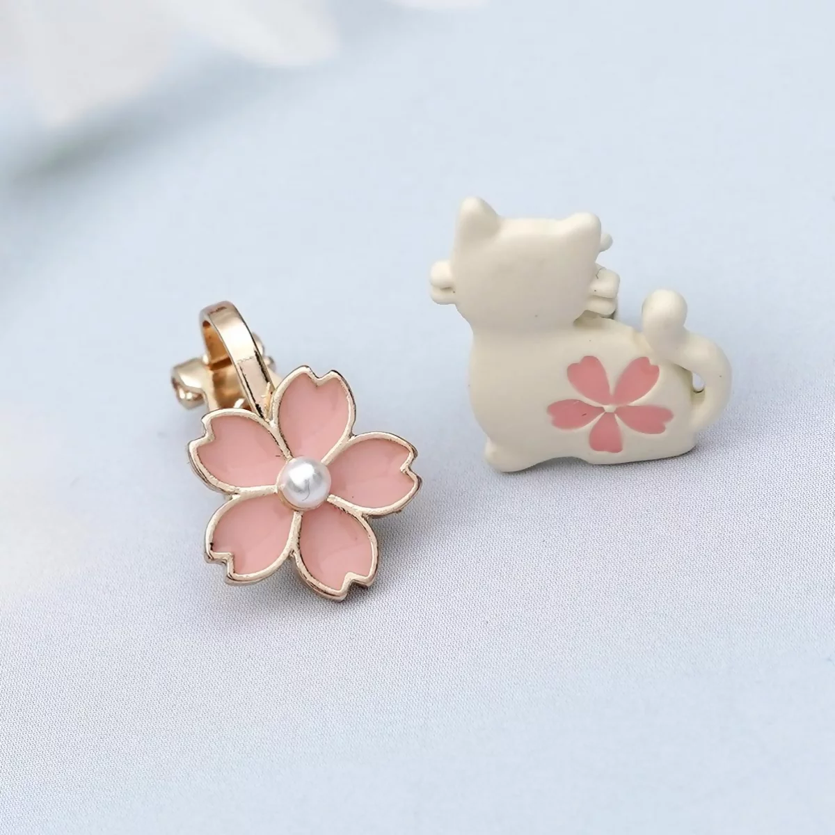 白貓粉櫻花卉×不對稱三角耳夾-第4張