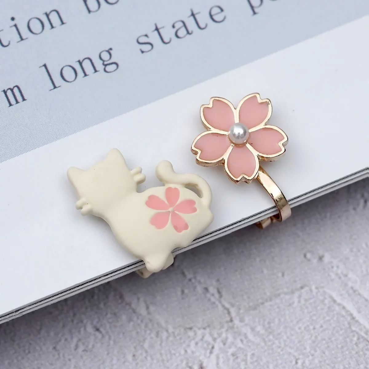 白貓粉櫻花卉×不對稱三角耳夾-第5張